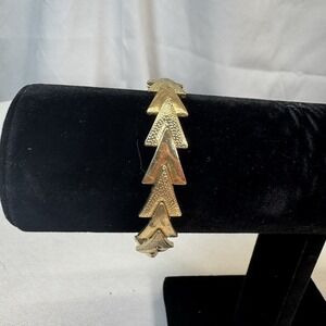 Woman's Jewelry Stretch Gold Tone Arrow‎ Bracelet!, Great Stacked!